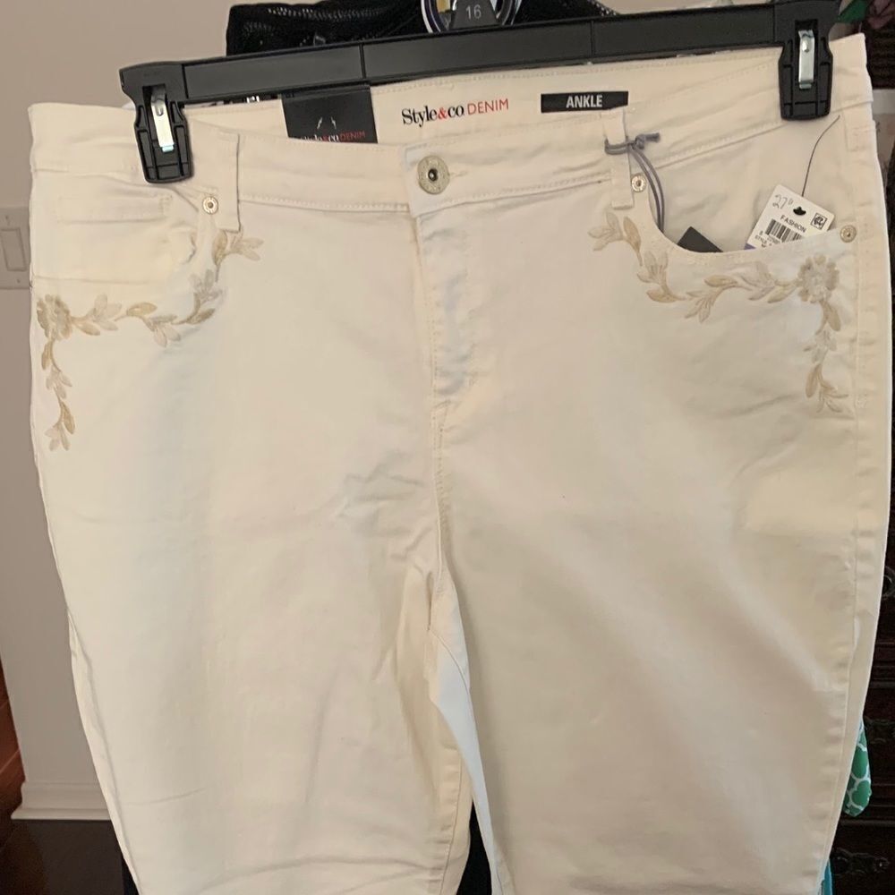 STYLE &CO CREAM COLOR JEANS WITH EMBROIDERED POCKET, sz18